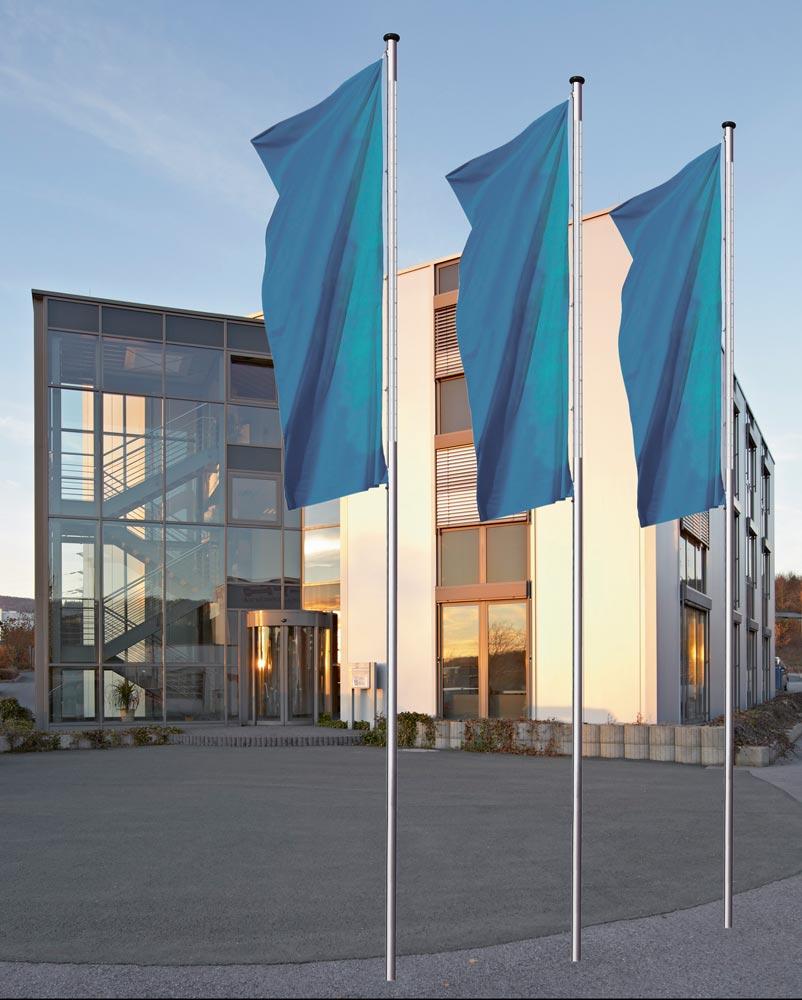 LED-RGB Fahnenlichtmast mit innenliegender Hißvorrichtung