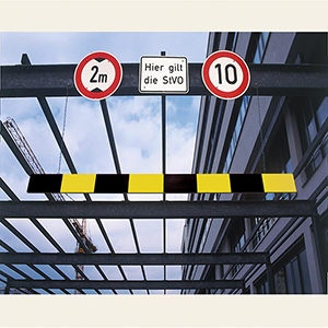 Höhenbegrenzer aus Alu, L 2000 mm, H 150 mm, 20 mm stark, hängend mit Kette 2 m, Farbe schwarz/gelb reflektierend, Gewicht 6,00 kg