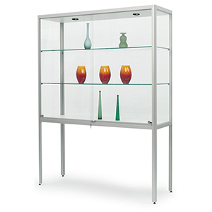 Vitrine, Standvitrine mit Schiebetüren