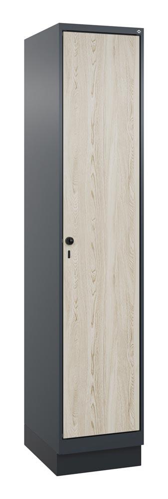 Garderobenschrank mit Sockel