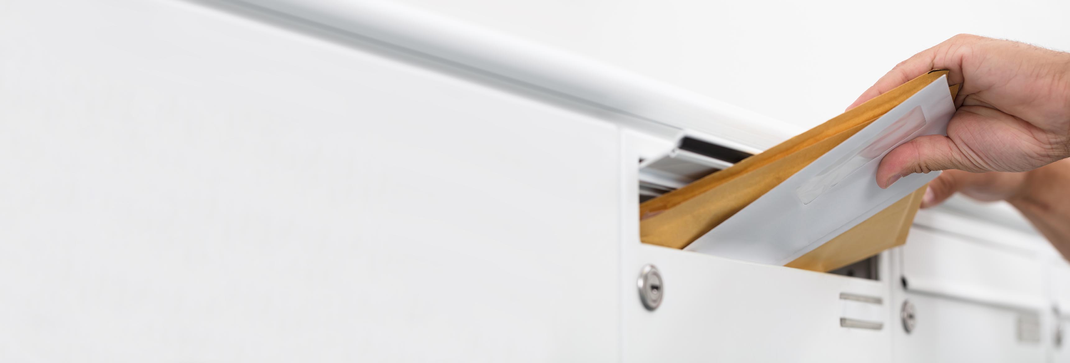 Briefkästen_Header_AdobeStock_316325463