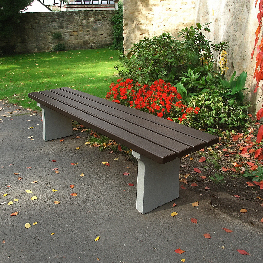 Bank ohne Lehne, Betonfüsse zum Eingaben oder Einbetonieren, Länge 2 m, mit PVC-Latten (Holzkern), braun