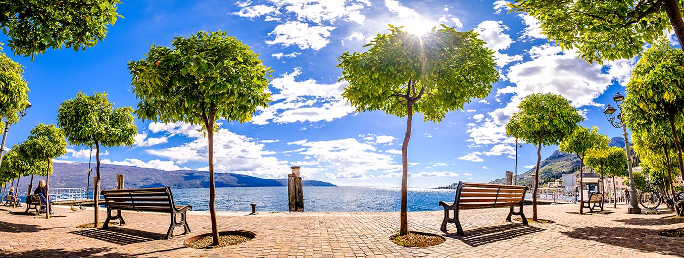 Parkbänke_header_AdobeStock_599468990