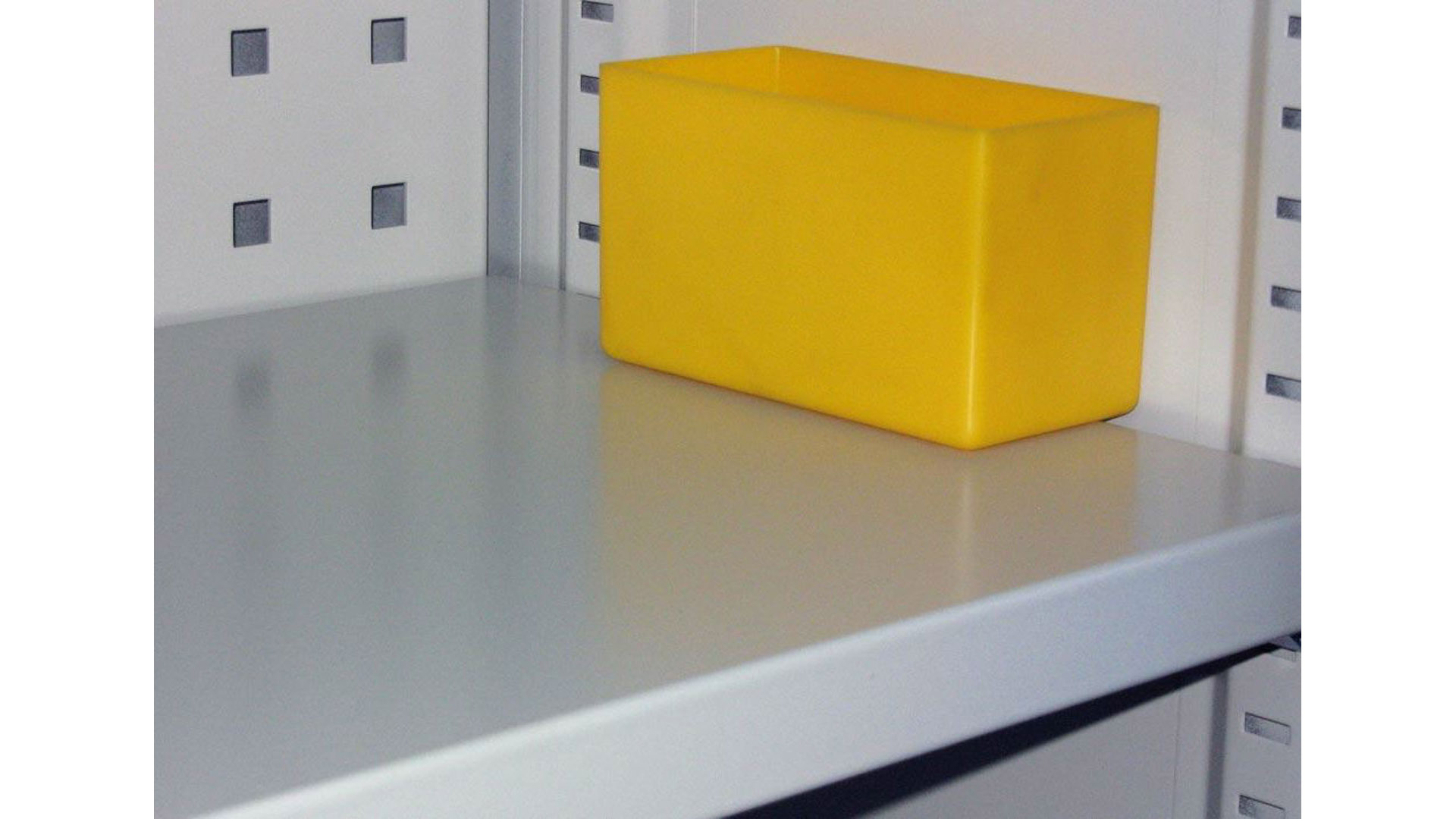 Einlegeboden für 800 mm breite Hängeschränke mit gelochter Rückwand, 23 mm stark, inkl. 4 Bodenträgern, RAL 7035